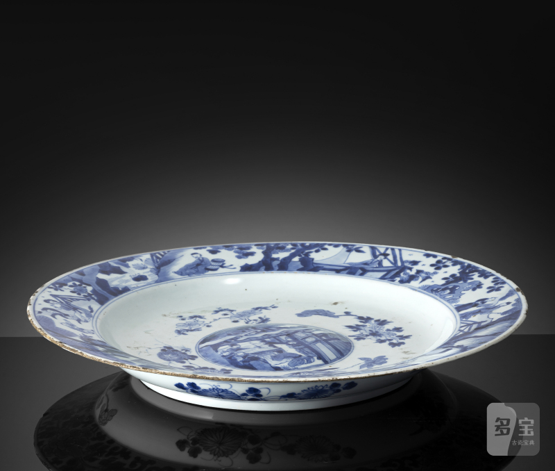 A large plate decorated in underglaze blue with figural scenes on the rim, in the raised nodus in the centre, lined with flowering branches - 图2